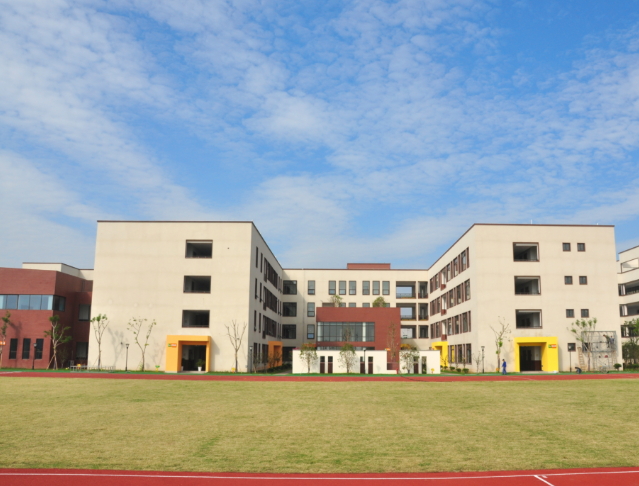 路灯信号灯与地下管网同步配齐为校区师生出行系牢安全带